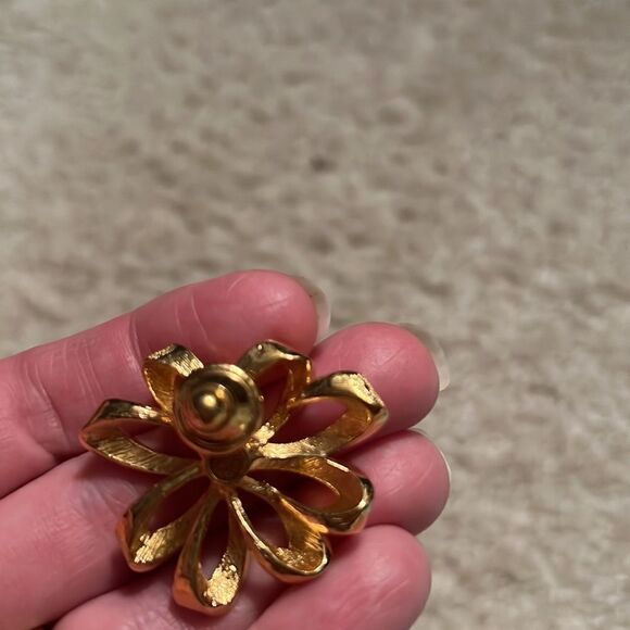 Faux gold brooch with matching earrings. - Picture 4 of 5